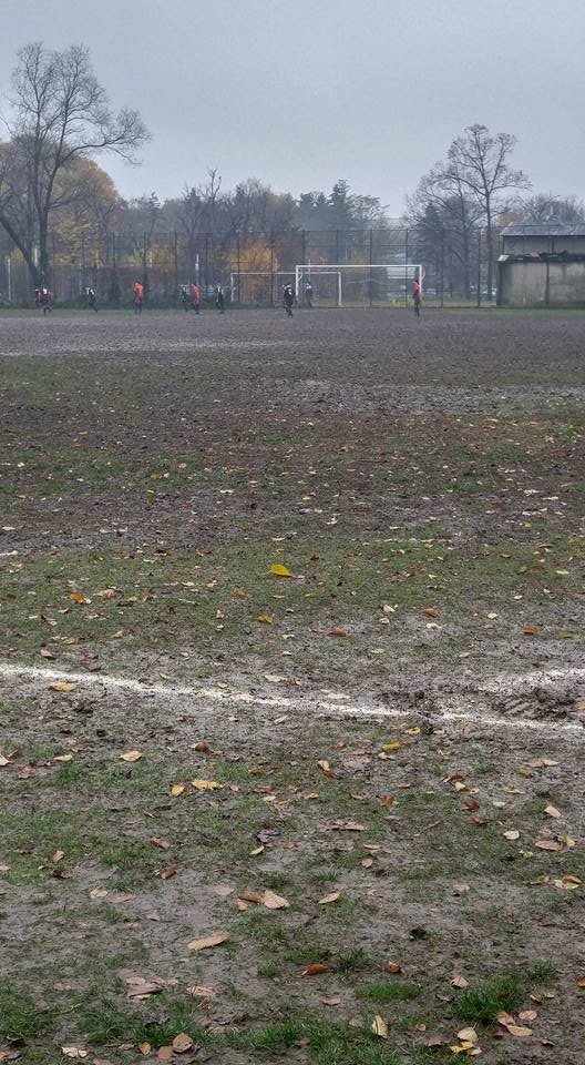 UPDATE. FRF se laudă cu loturi de Elită, dar juniorii joacă prin noroaie. Antrenor revoltat, amendat de AMFB | GALERIE FOTO