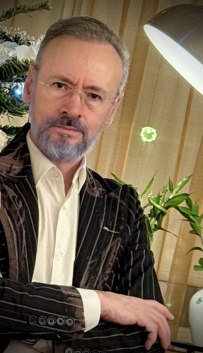 Cum ar trebui să se îmbrace și să se încalțe Nicușor Dan. Sfaturile lui Mihai Albu: „Mare atenție”