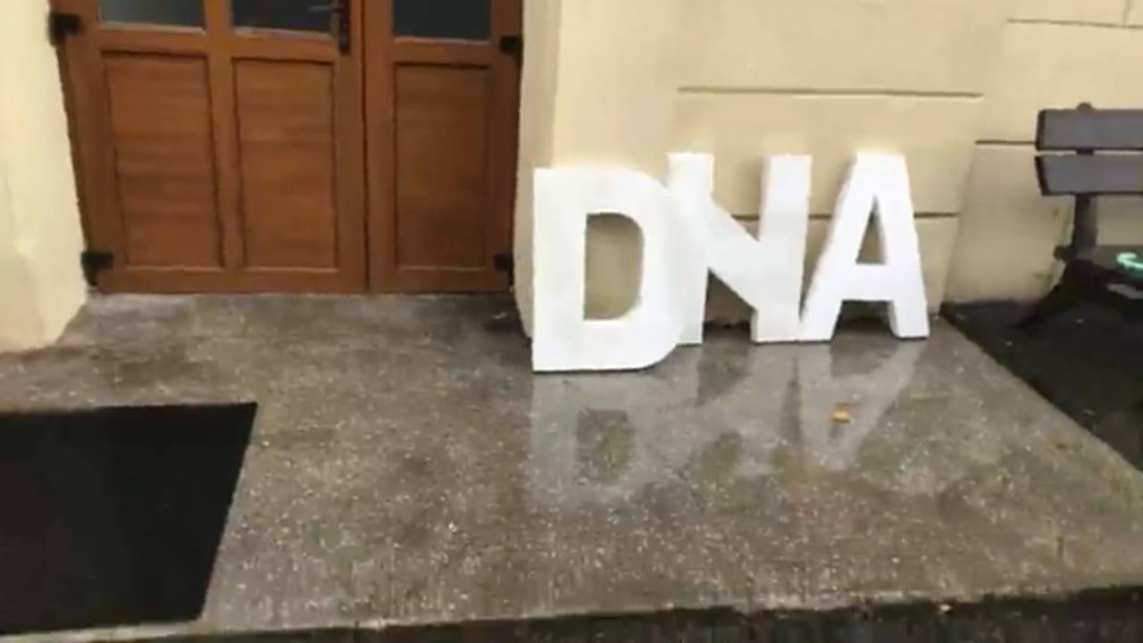 "Mulțumim DNA", mesajul afișat de #Rezist în fața sediului Direcției Naționale Anticorupție (FOTO & VIDEO)
