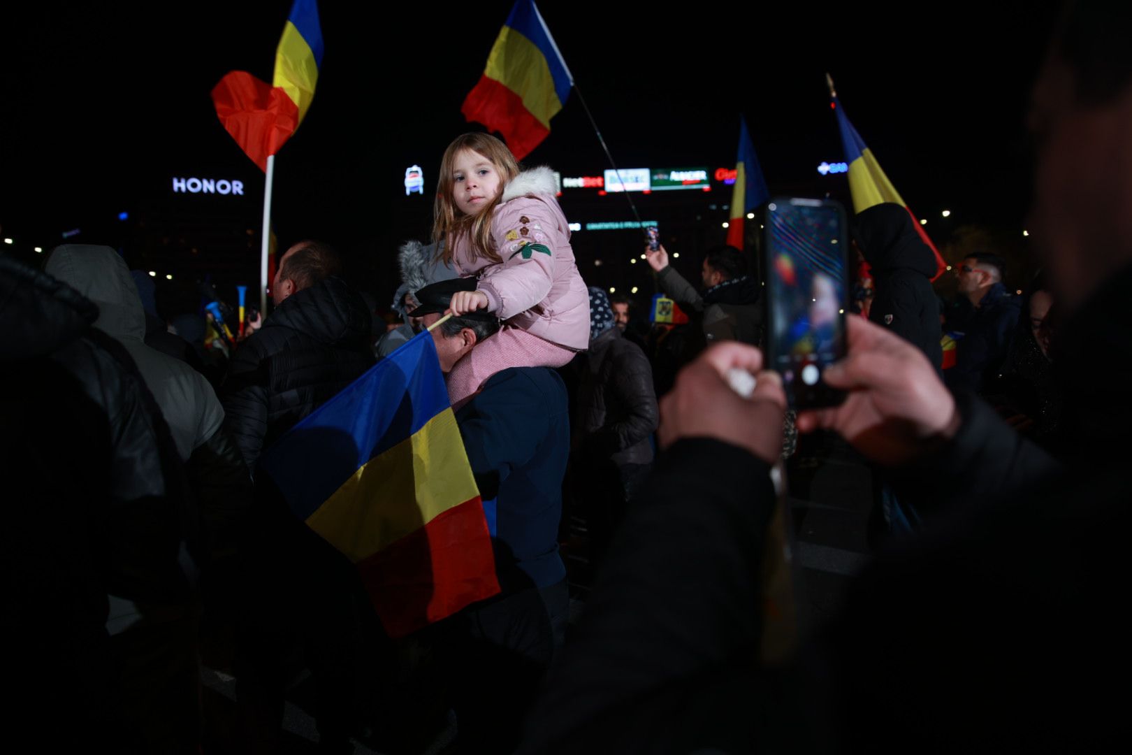 LIVE TEXT: Zeci de mii de oameni la protestul organizat de AUR în București. Mai mulți protestatari aveau asupra lor cuţite, bricege și substanţe interzise