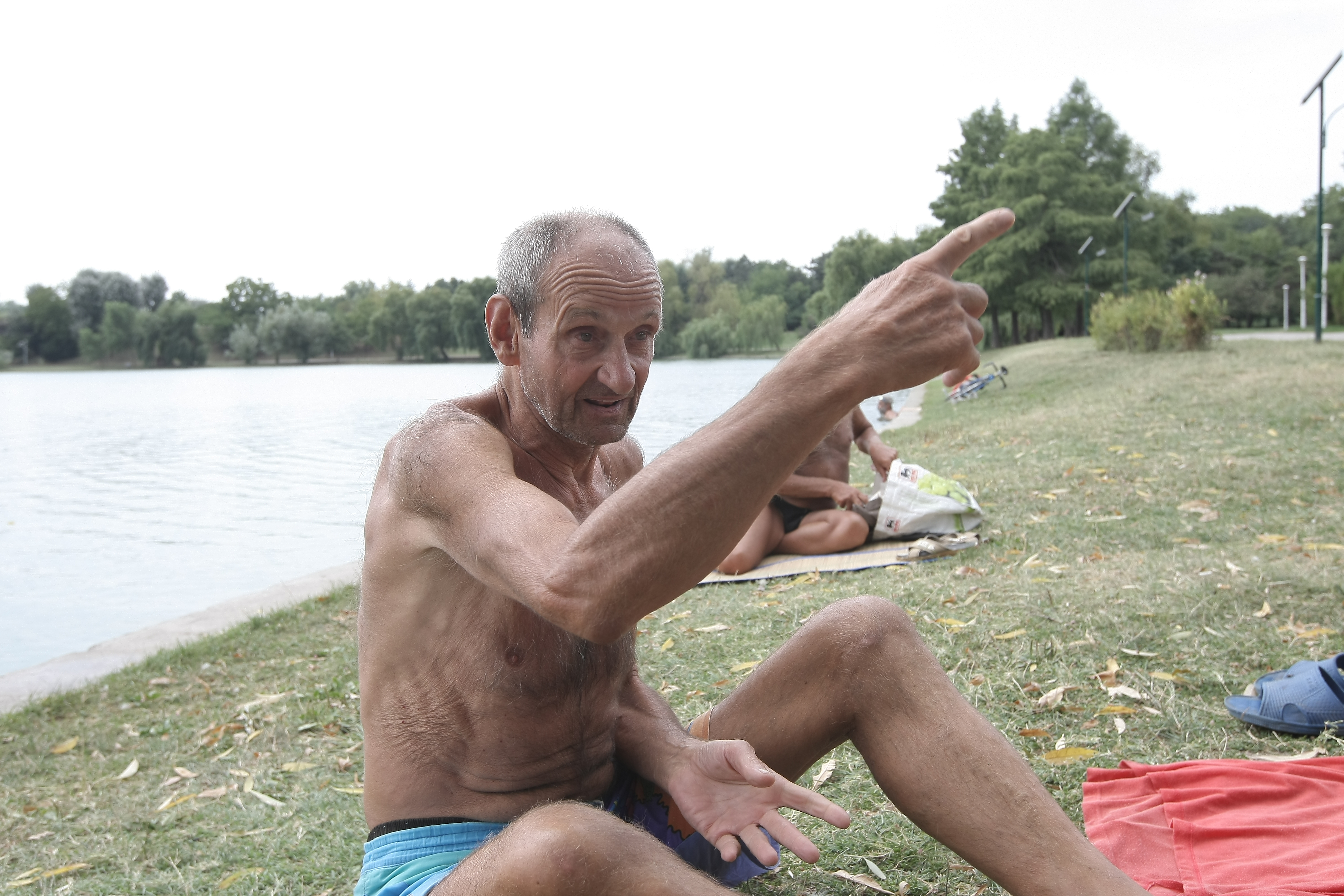Necazurile se țin scai de Carol Haidu, fost mare portar al Stelei. De-abia se ajunge cu banii, iar recent a fost călcat de tramvai! ”Omul cu mâini de aur” a fost la un pas să-și piardă piciorul! FOTO