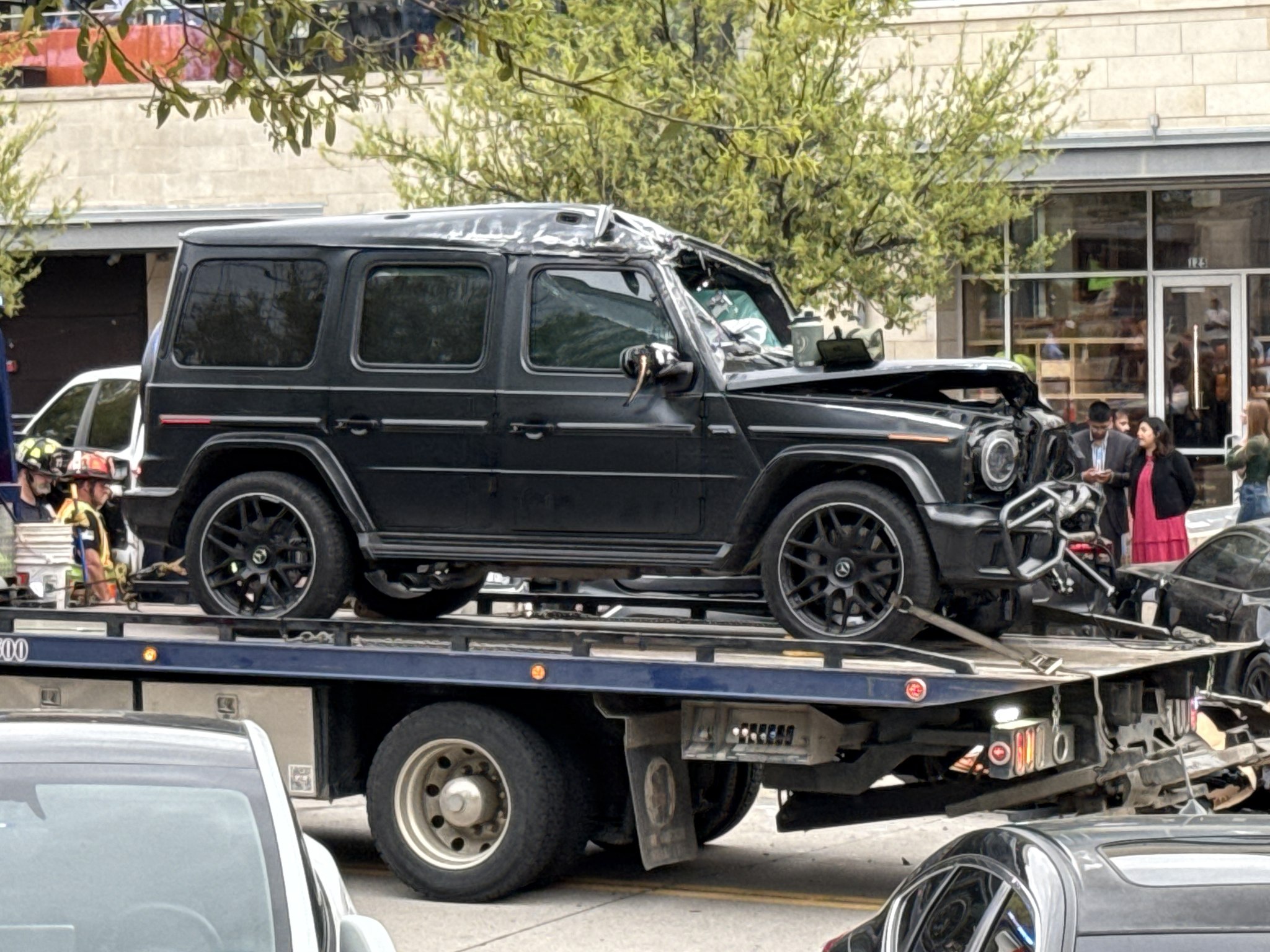 Un Mercedes G-Class „a tăiat chirurgical” tot spatele unui Cybertruck Tesla, într-un accident. Musk a spus că mașina lui e făcută „pentru apocalipsa zombie”