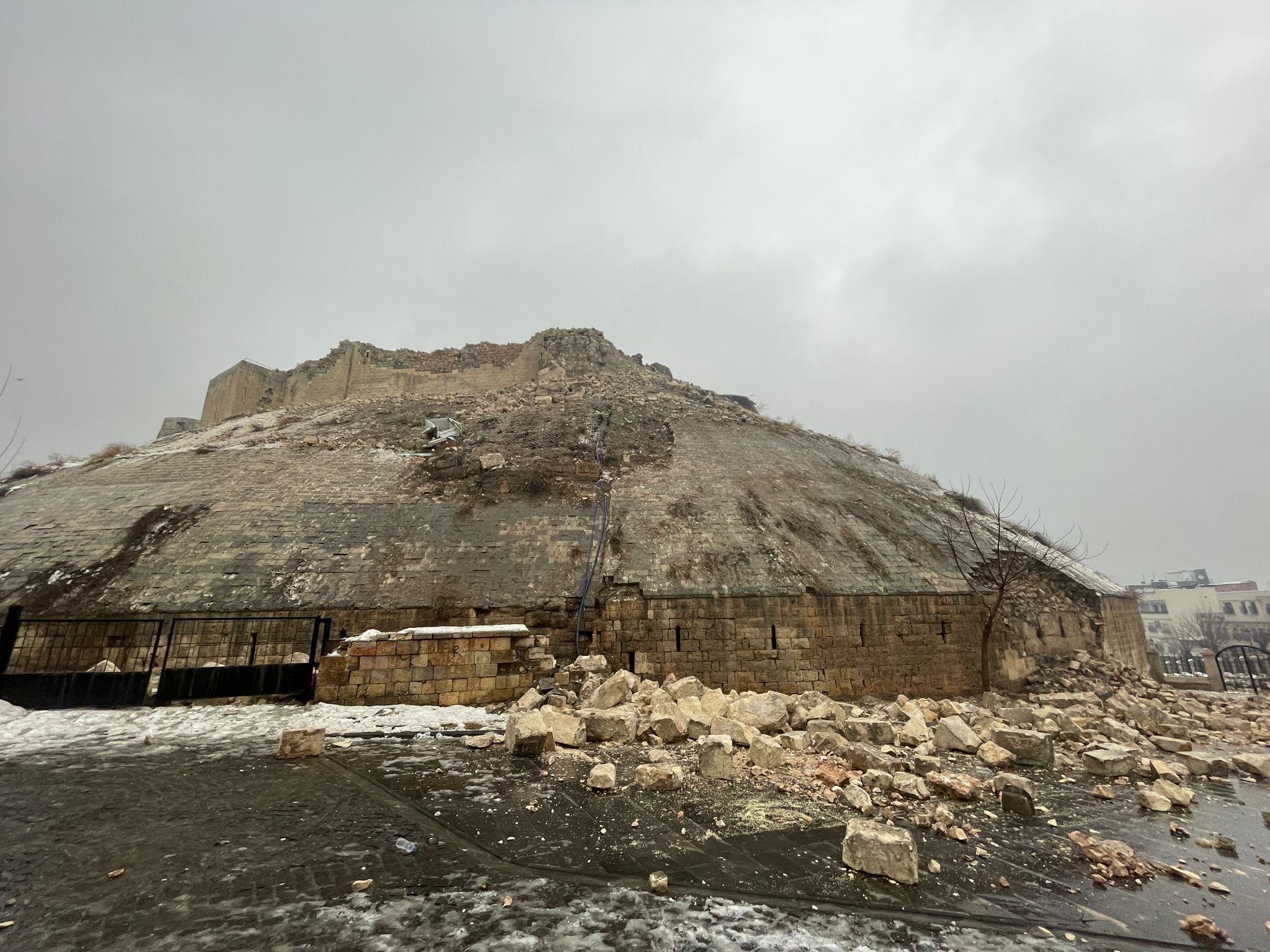 Castelul Gaziantep, construit acum peste 2.200 de ani, prăbușit în urma seismului din Turcia. FOTO