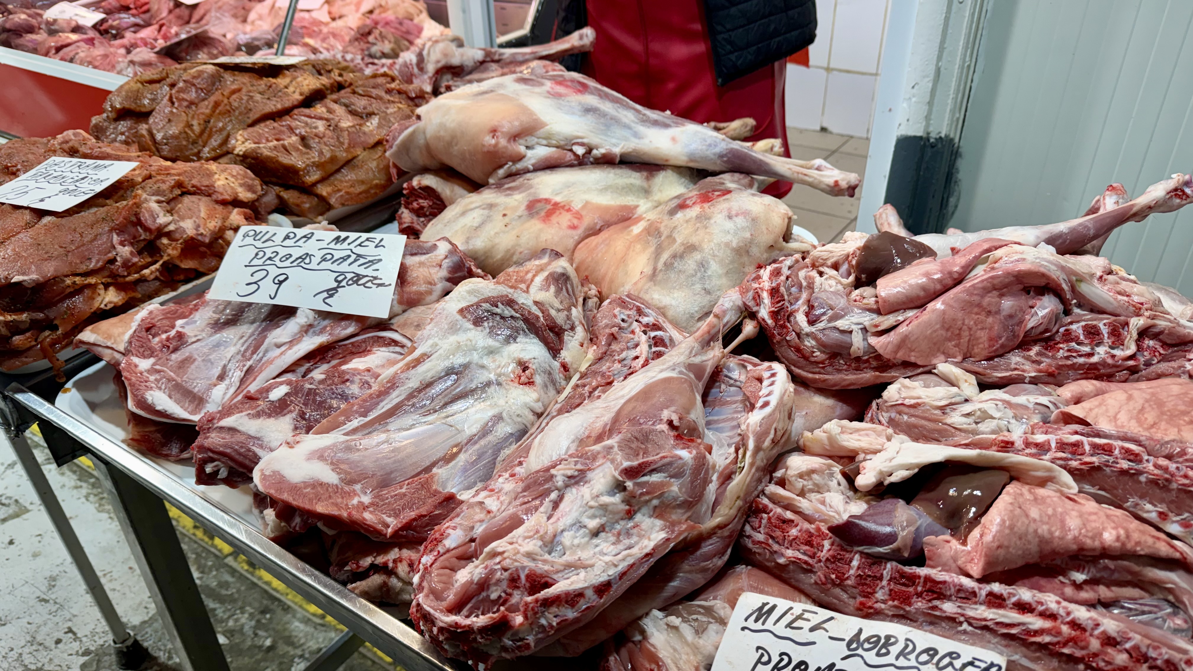 Preț miei Paște 2026. Cât costă kilogramul de carne de miel la București? „Am luat jumătate și am terminat bâlciul!”