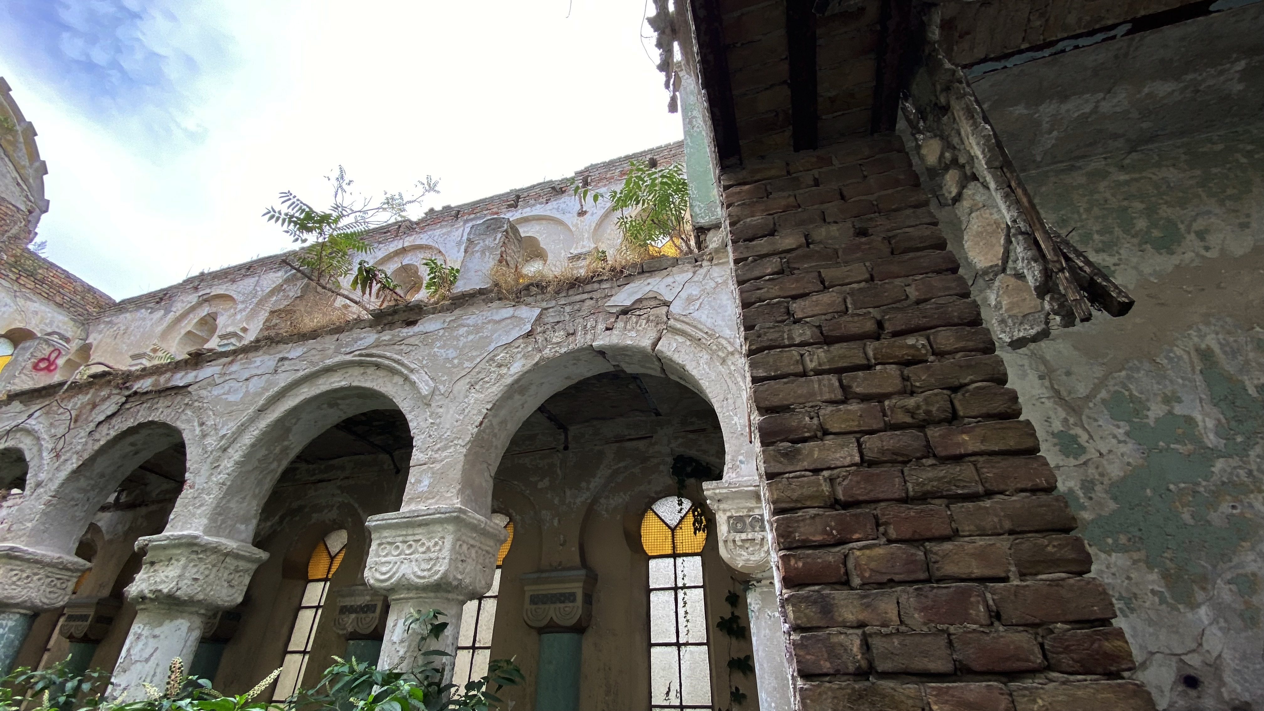 Sinagoga din Constanța, ruina de la malul mării. Clădirea comunității evreiești e în pericol de prăbușire, dar urmează să fie readusă la viață cu două milioane de euro