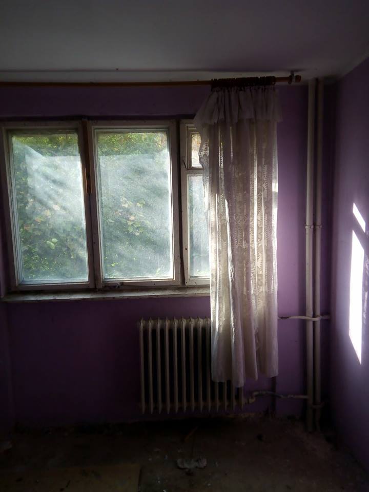 FOTO/ Apartamentele repartizate medicilor de la Spitalul de Psihiatrie Galați, pline de gunoaie, cu pereți scorojiți, țevi ruginite și geamuri sparte