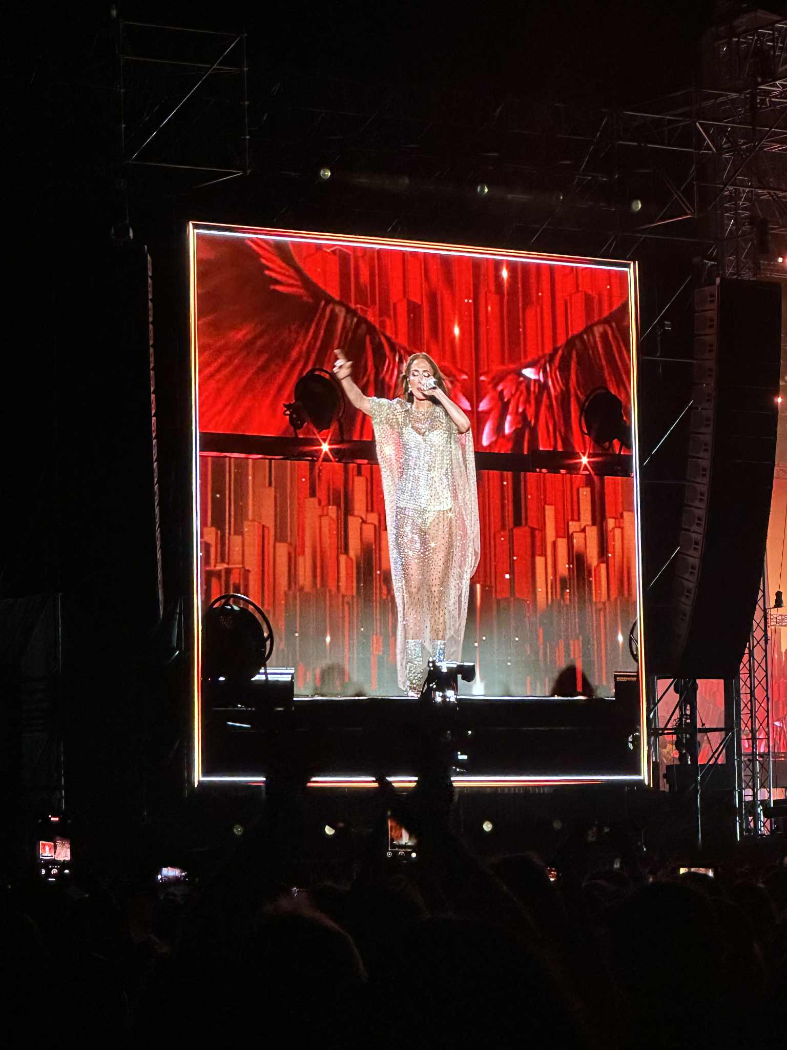 Gestul făcut de Jennifer Lopez imediat după ce a ieșit din hotelul în care a stat în București