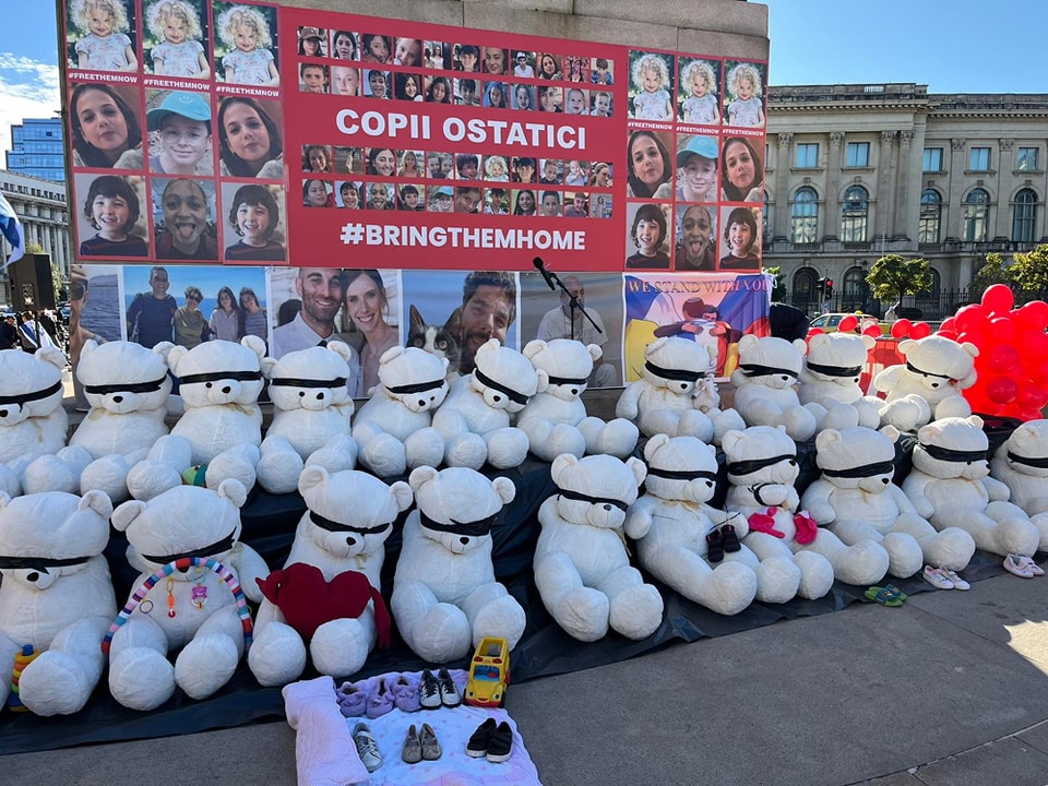 Manifestație la București în semn de solidaritate cu cetățenii israelieni ținuți ostatici în Fâșia Gaza. FOTO
