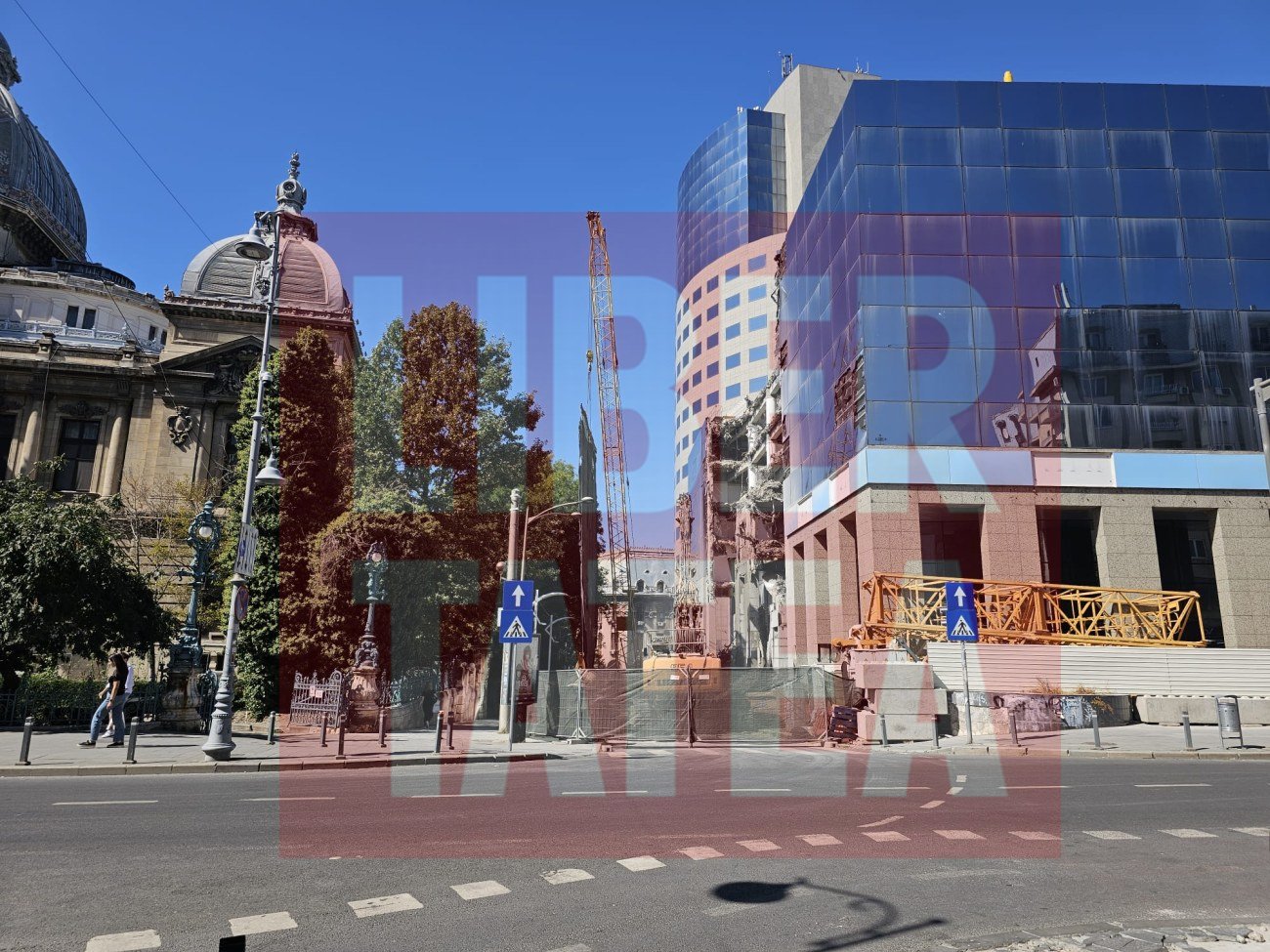 A început demolarea sediului BCR din Calea Victoriei, fostă clădire Bancorex în anii ’90. Cum va arăta zona peste câțiva ani