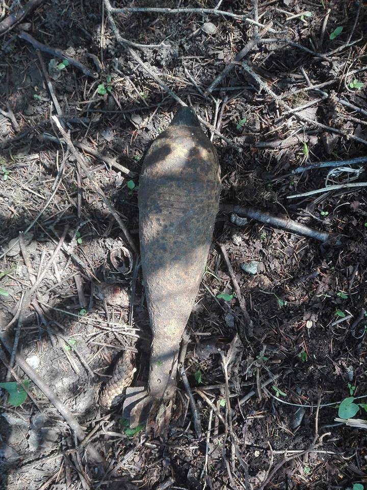 Bombă, descoperită în curtea unei biserici din Odorheiu Secuiesc. Muniția a fost ridicată de pirotehniști / FOTO