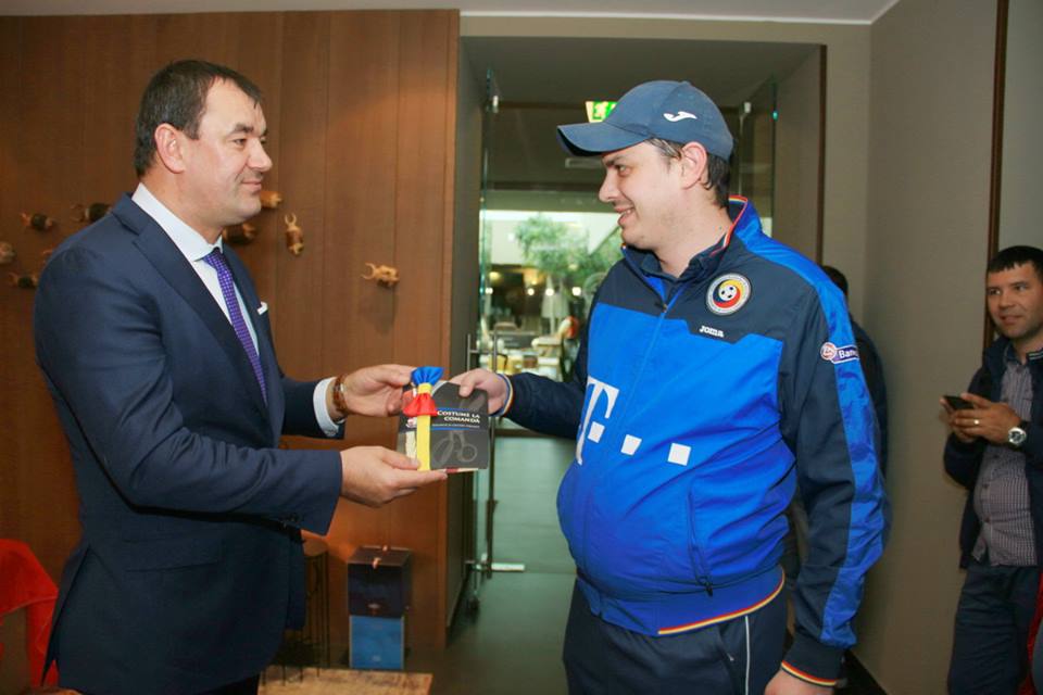 Să fie cu noroc la Euro! Tricolorii au primit ”Papionul România” din partea unui maestru croitor din Italia | GALERIE FOTO