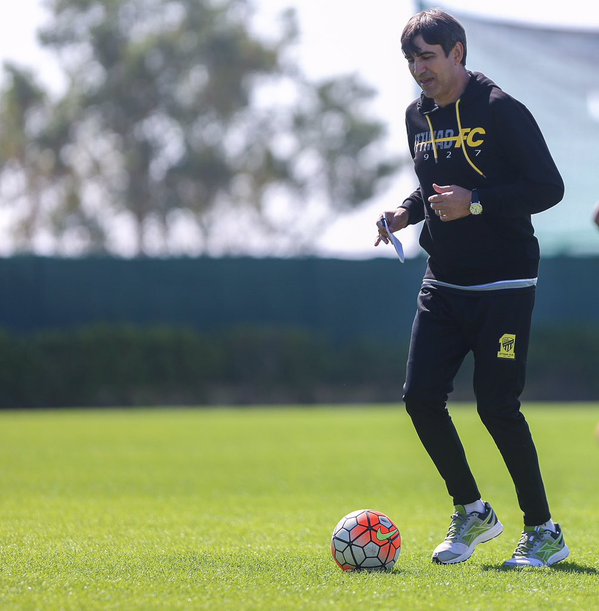 Victor Pițurcă scoate untul din fotbaliștii săi pe plaja din Dubai / GALERIE FOTO