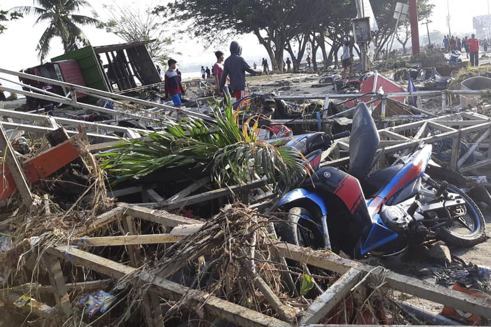 UPDATE / Bilanțul tragediei din Indonezia capătă proporții catastrofale: cel puțin 1.424 de morți. Decedații, înhumați în gropi comune