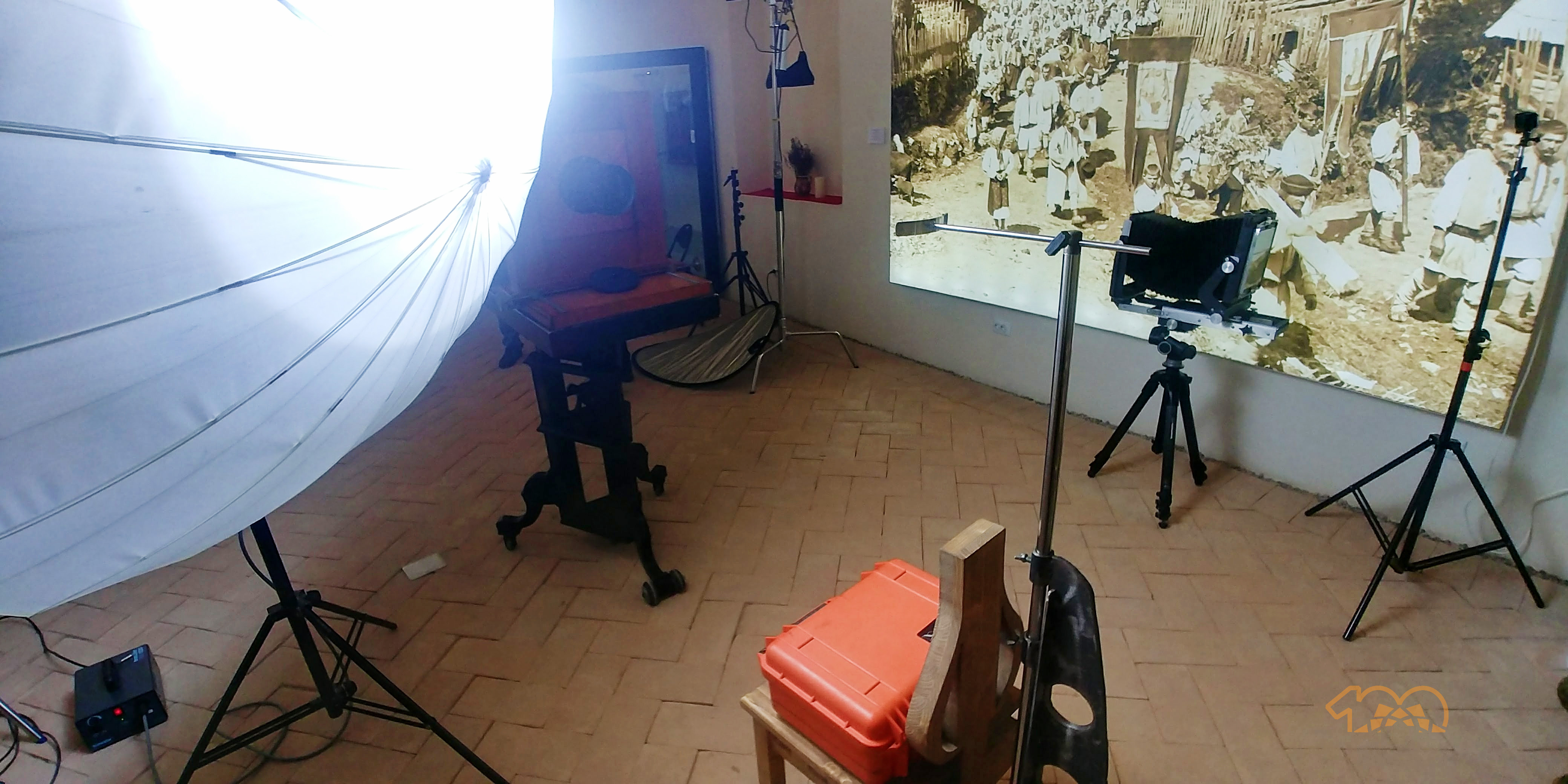 REPORTAJ: Un fotograf reînvie tehnica din vremea Marii Uniri. Vrea să fotografieze pe clişee de sticlă 100 de români celebri| VIDEO&FOTO