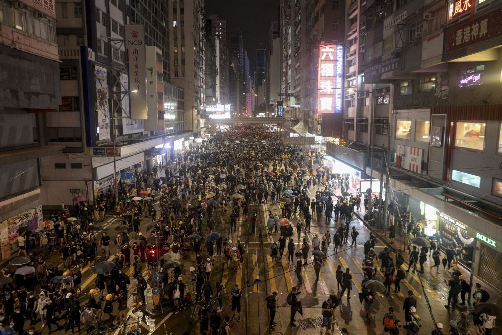 Noi violențe în Hong Kong. Zeci de mii de protestatari au sfidat interdicția impusă manifestațiilor publice
