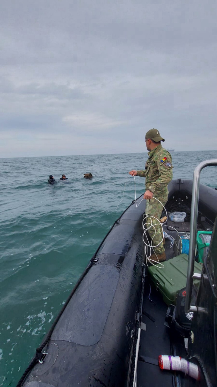 Mină marină, descoperită în apropierea Portului Constanţa, neutralizată de scafandrii militari. FOTO