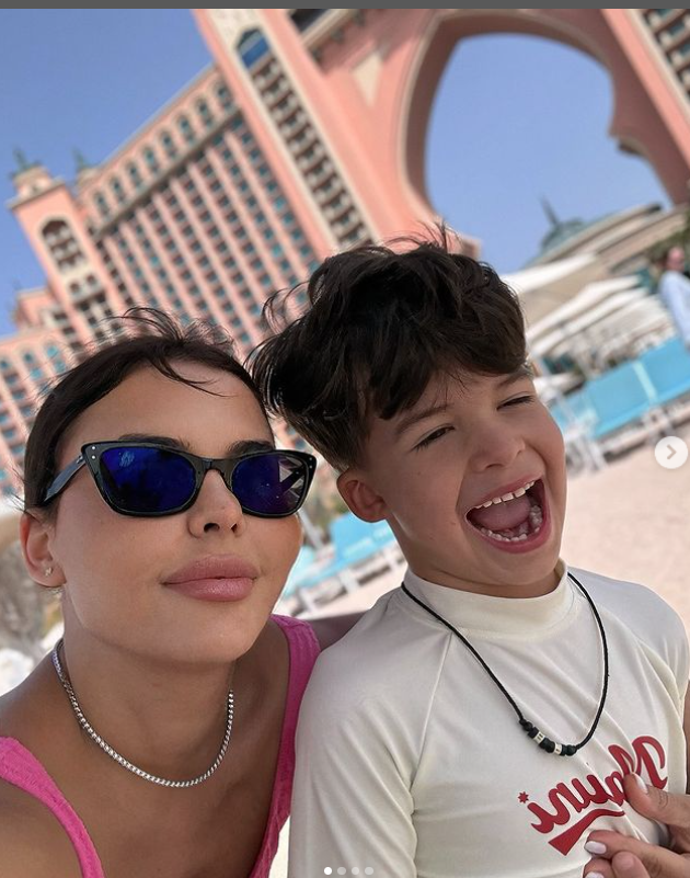 Andreea Popescu a reacționat după ce a fost acuzată că și-a dus copiii în club. „Îmi cer iertare mamelor perfecte”