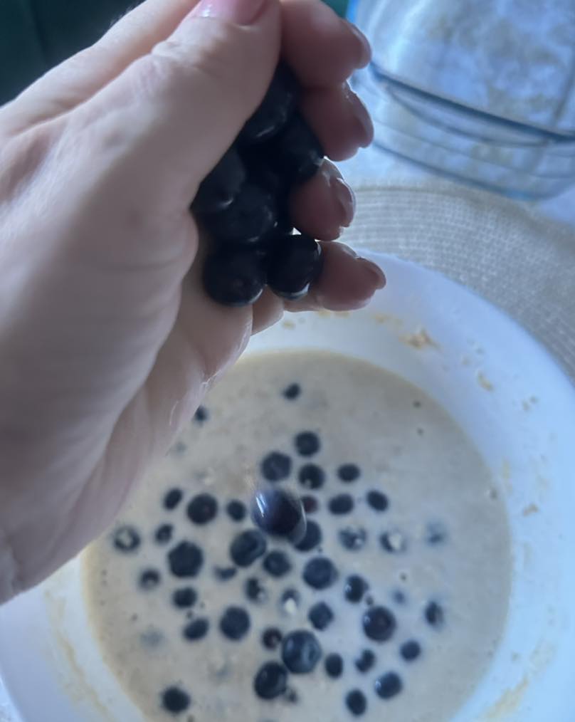 Gabriela Firea a intrat în bucătărie și a gătit tartă cu ovăz și afine. Cum se prepară rețeta ei: „Ușor de făcut, puține calorii”