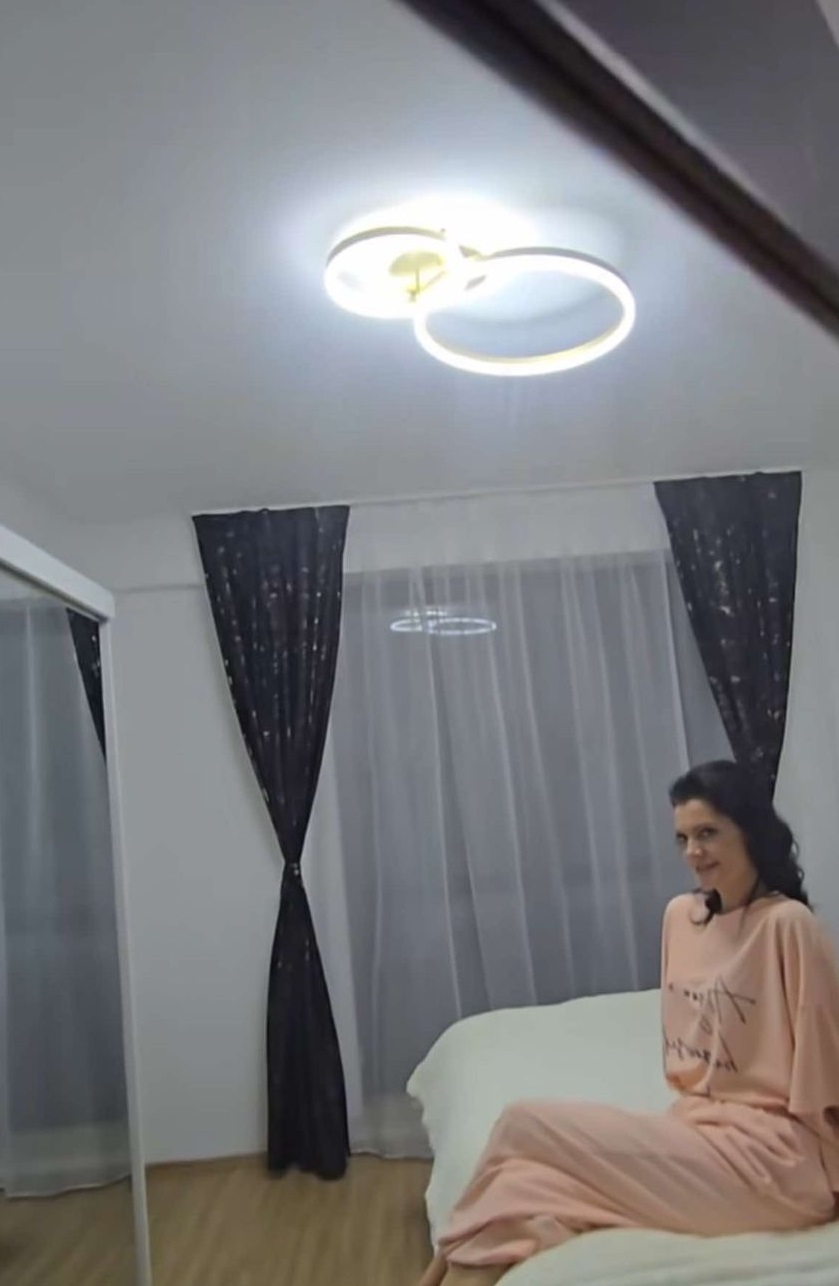 Imagini din dormitorul lui Dinu Maxer și al Magdalenei Chihaia. „Am creat un design unic cu ajutorul corpurilor de iluminat”