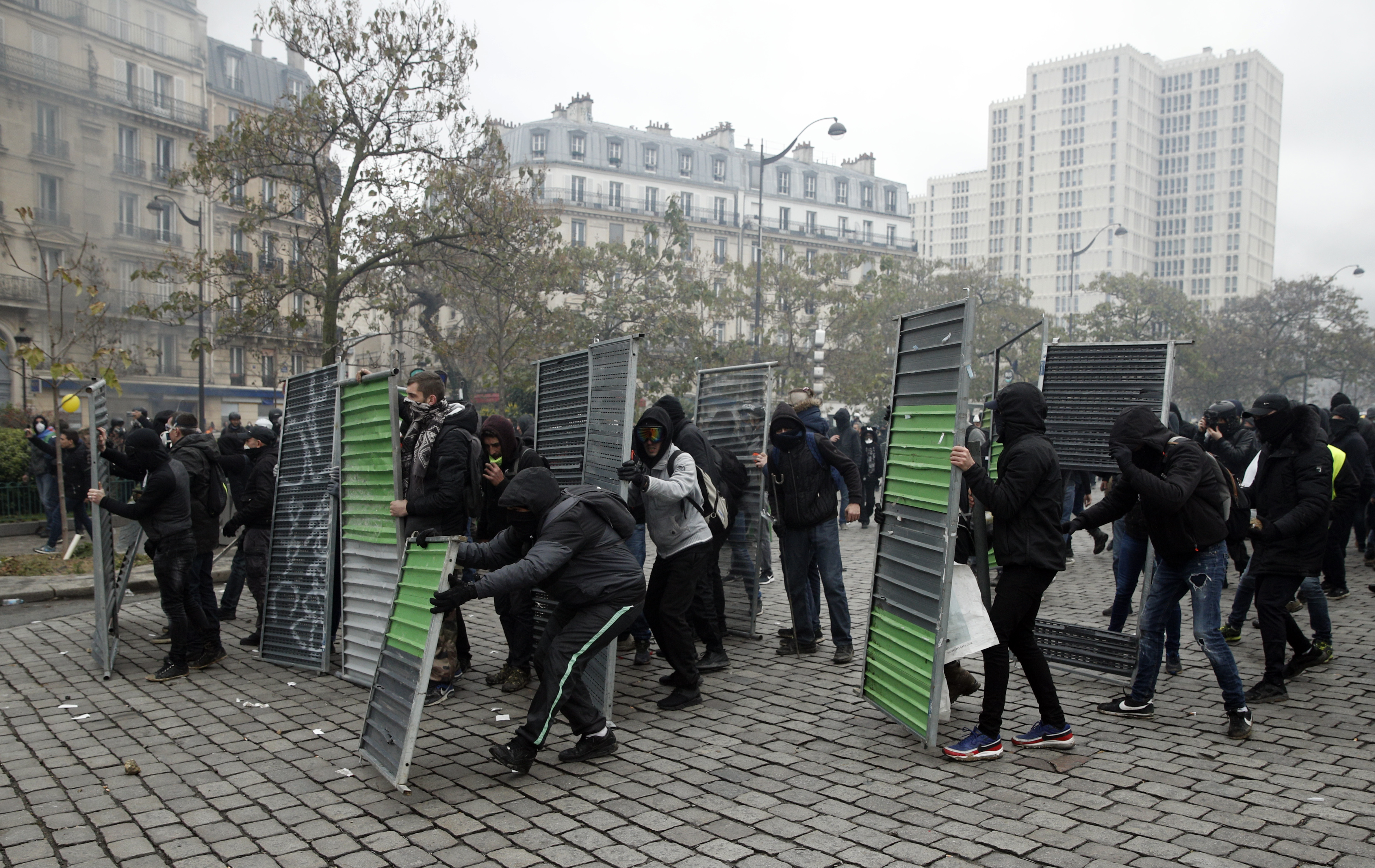 UPDATE | Noi violențe la Paris, la aniversarea unui an de la protestele „Vestelor Galbene”. Polițiștii au folosit gaze lacrimogene și au reținut peste 100 de persoane