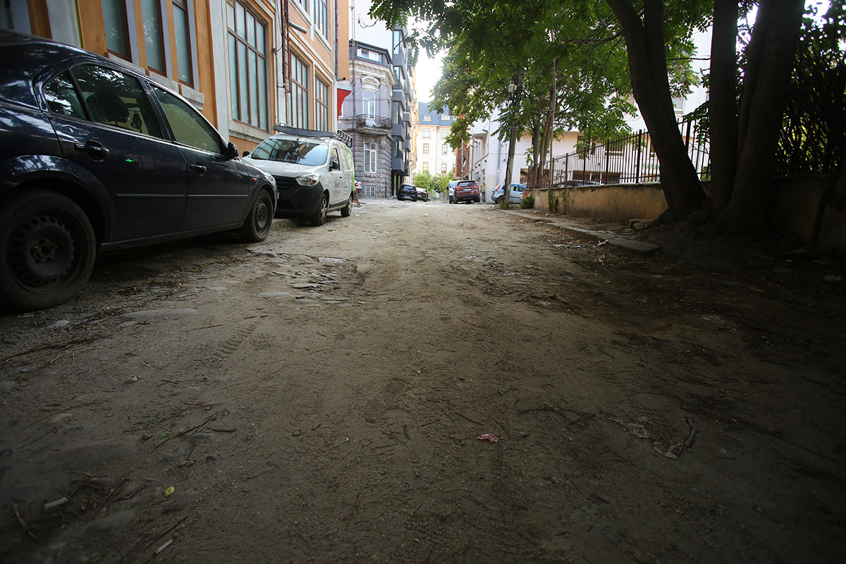 Care sunt cele 60 de străzi din București pe care trebuie să le asfalteze Nicușor Dan