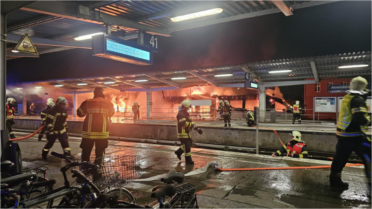 Un tren a luat foc pe peron, în gara din Berlin. Doar mecanicul și controlorul erau în garnitura care a ars complet