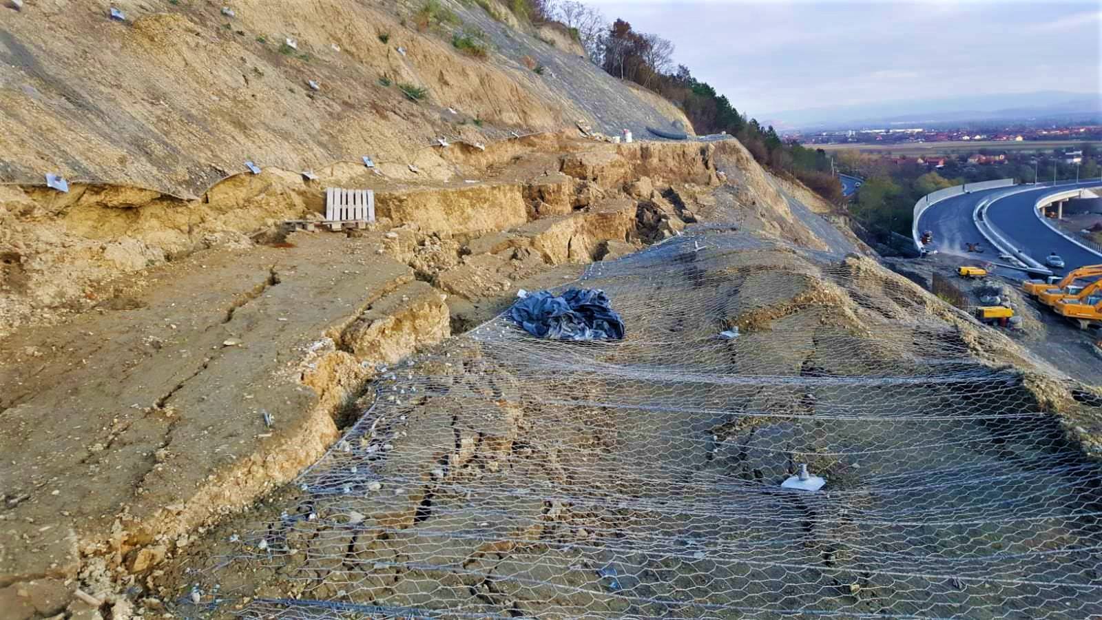 Autostrada A1 Lugoj-Deva, ruptă de o alunecare de teren. Cum arată locul dezastrului