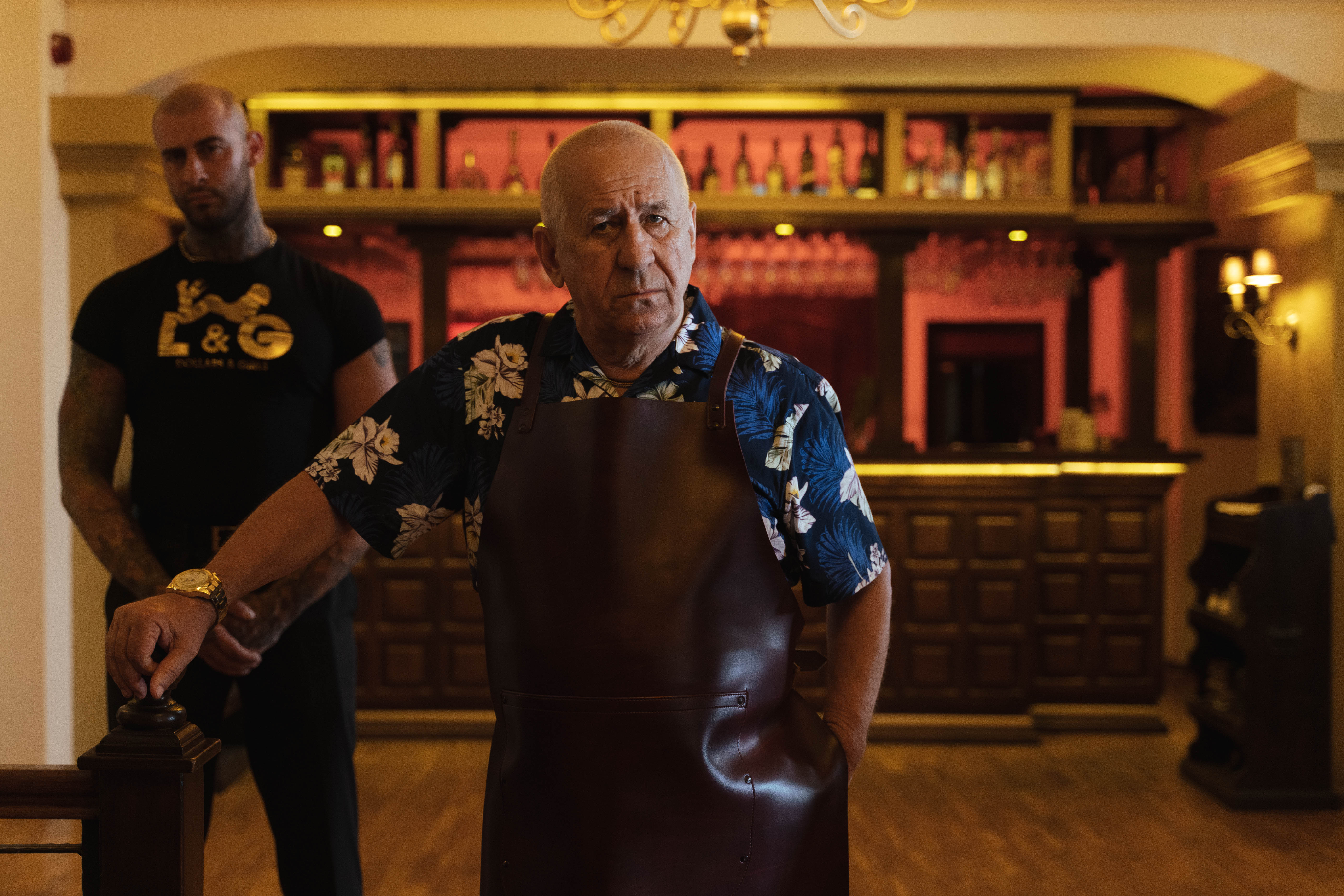 Ce se întâmplă în primul episod din „Clanul”. Theo Rose își face debutul în actorie, în serialul de la PRO TV regizat de iubitul ei, Anghel Damian