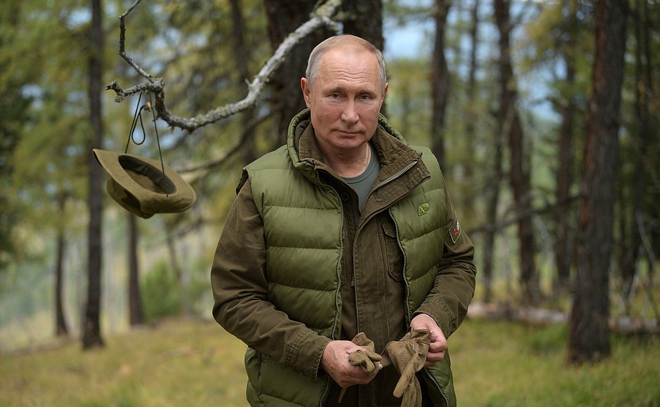 Putin s-a relaxat în taiga, înainte de ziua sa de naștere. A cules ciuperci și fructe de pădure și a mâncat la un foc de tabără