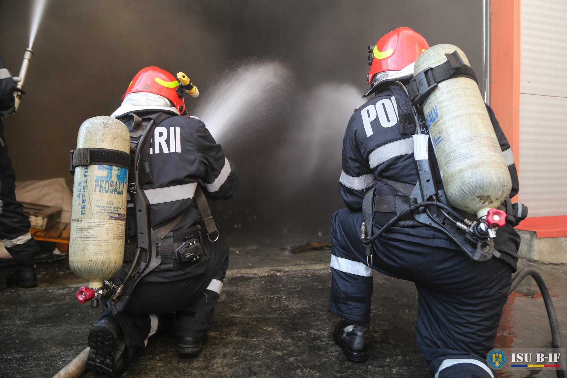 VIDEO | Un pompier și-a riscat viața pentru a salva o pisică dintr-un incendiu puternic. “Vă rog să-mi spuneți că trăiește”