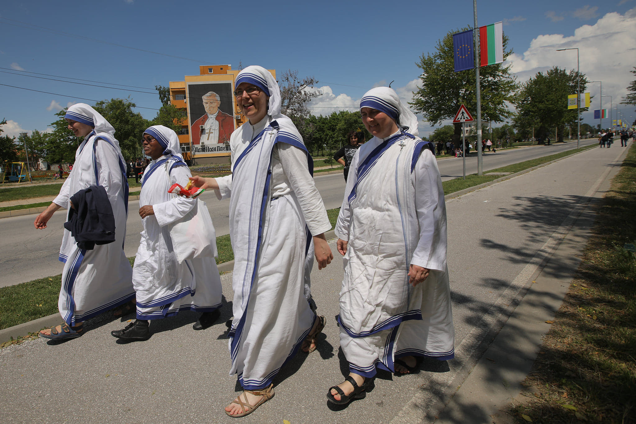CORESPONDENȚĂ DIN BULGARIA/ Reporterii Libertatea l-au văzut pe Papa Francisc în vizita din Bulgaria și știu secretul unui salut sincer din papamobil. „San Lorenzo” a adus un zâmbet larg