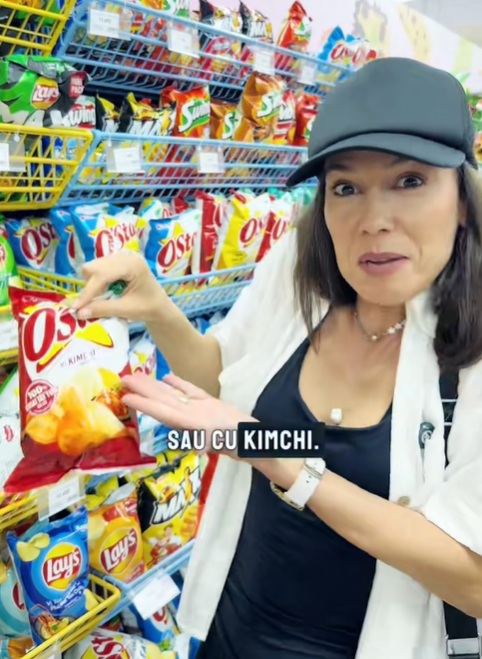 Ce alimente „ciudate” mănâncă Irina Fodor la Asia Express 2025: „Par radioactive”. Le-a cumpărat din supermarket, în Vietnam