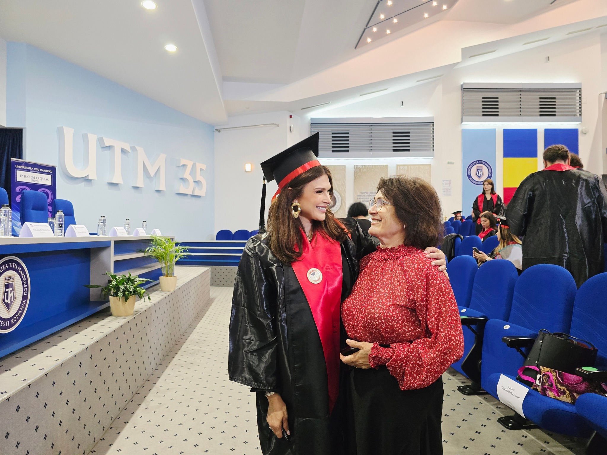 Monica Bîrlădeanu, dezvăluiri inedite la „Dincolo de copertă”. Câte uși i-a deschis frumusețea și de ce s-a apucat de teatru la 46 de ani: „Este percepția și așteptarea de la mine”