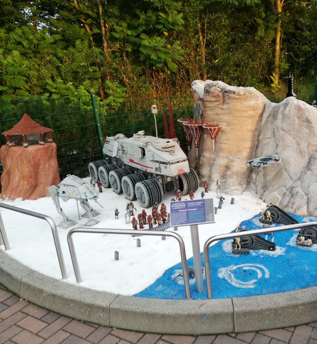 Cât te costă să-ți duci copilul la Legoland și la Castelul Frumoasei Adormite din lumea Disney?