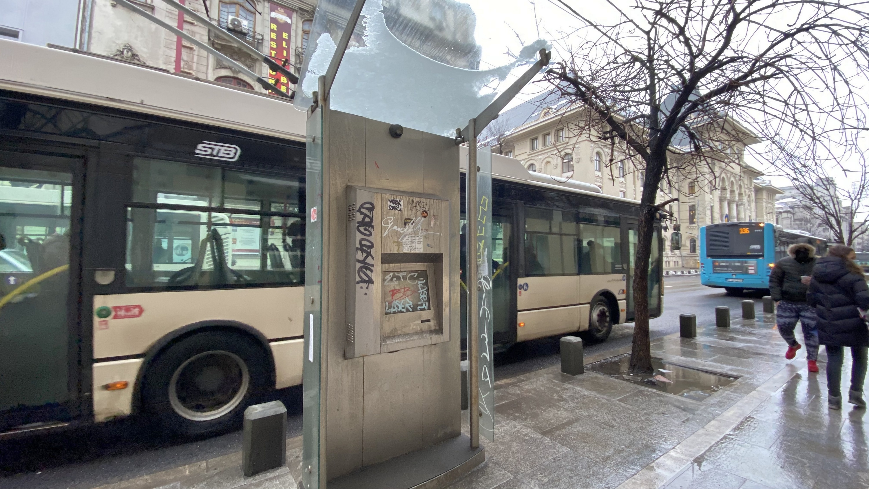 De 9 ani, chioșcurile informative de 400.000 de euro, care au funcționat doar câteva luni, zac vandalizate și inutile în centrul Bucureștiului
