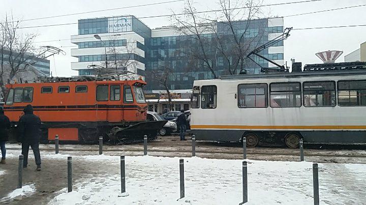 #salvatipipera. Circulația tramvaielor din zona Pipera, blocată de un autoturism parcat neregulamentar