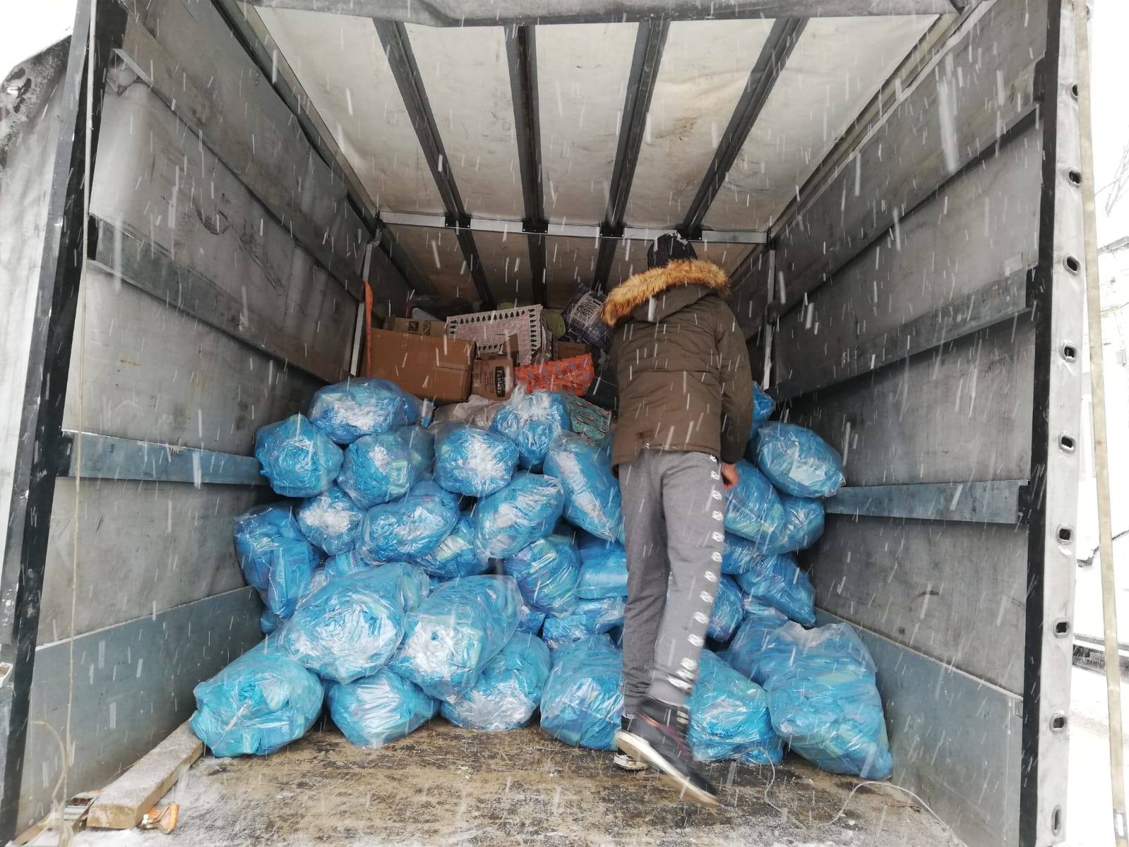 REPORTAJ/Preotul care a strâns o armată de îngeri păzitori și-a reușit o minune. 4.000 de copii săraci au intrat în an nou cu hăinuțe noi!