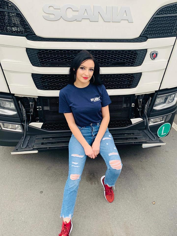 Ea e cea mai frumoasă șoferiță din România. ”Lucrez singură pe camion, nu mă văd făcând altceva”
