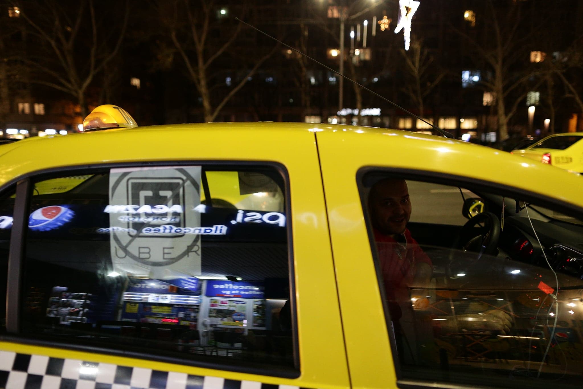 UPDATE: Protestul taximetriștilor din București față de Uber s-a încheiat. "Vom ieşi în fiecare seară, până se va face ceva" / FOTO&VIDEO