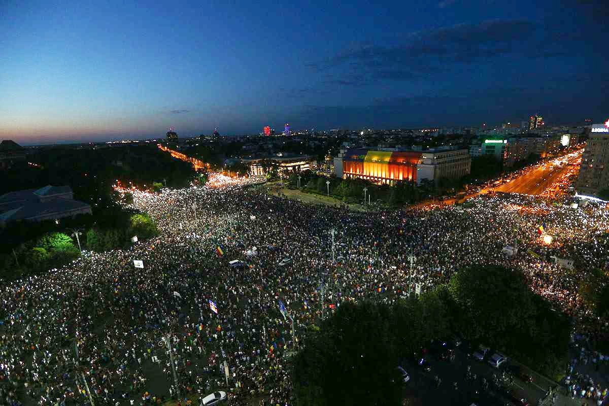 Câteva luni până la prescrierea faptelor în „Dosarul 10 august”. Foștii șefi ai Jandarmeriei, audiați după 8 ani de la violențele din Piața Victoriei