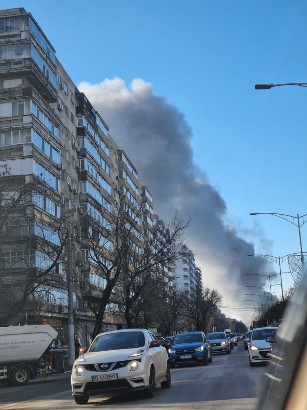 Incendiu puternic la un depozit de pe Bulevardul Iuliu Maniu din București. A fost emis un mesaj RO-Alert