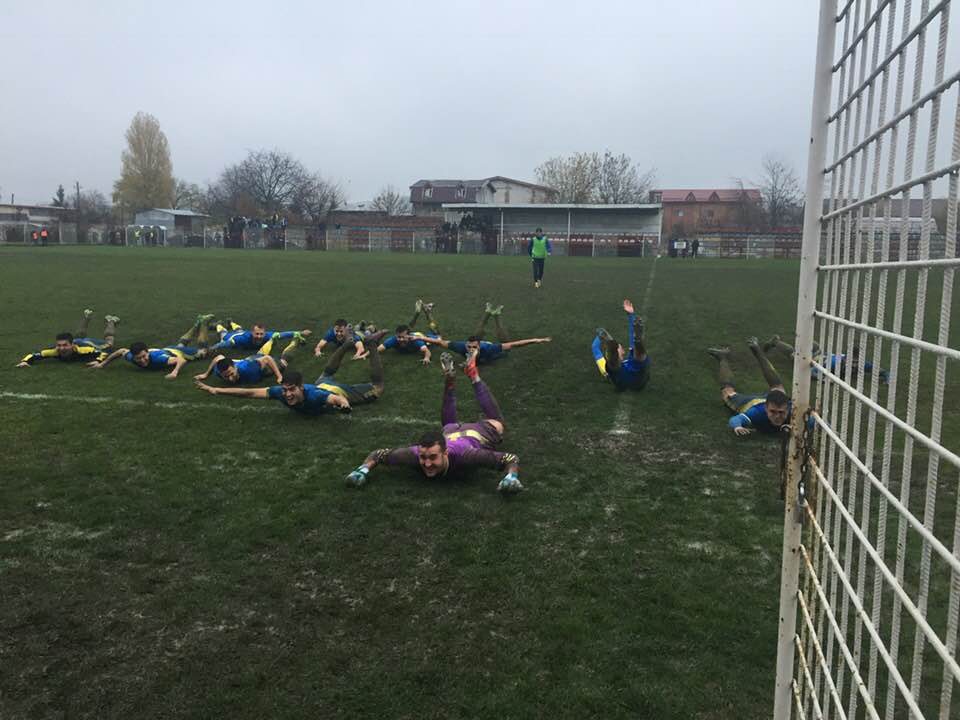 Așa arată gazonul unei foste campioane a României. Petrolul, lider de toamnă în nămol. Și ”U” Cluj e pe locul 1. Rezultatele din Liga 3 / FOTO