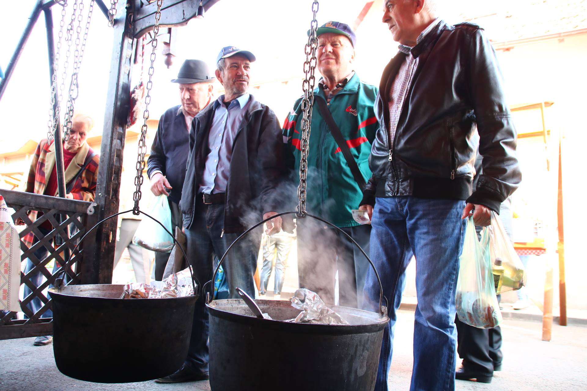 REPORTAJ: De Ziua Produselor Agroalimentare Românești, craiovenii s-au înghesuit să cumpere gogonele și să mănânce sarmale și pâine cu mălai/ FOTO