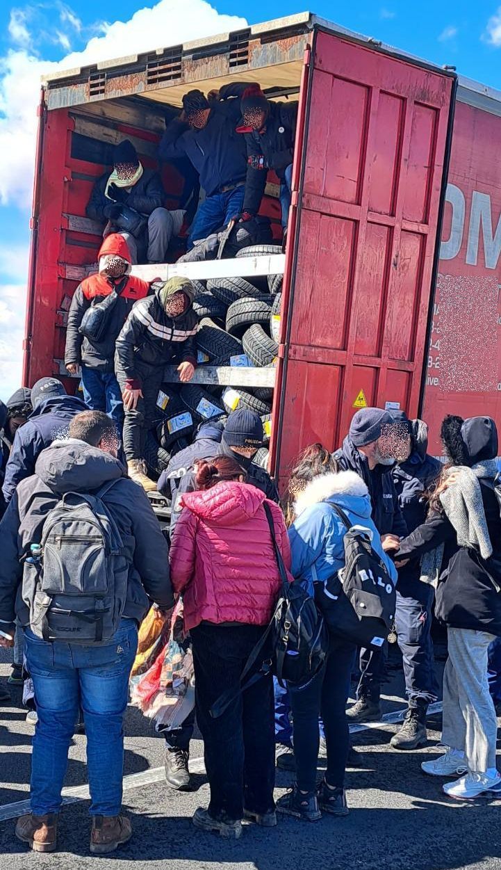 Șofer român de TIR prins cu 54 de migranți înghesuiți de-a valma între cauciucuri, în Ungaria. Migranții au fost trimiși înapoi în România