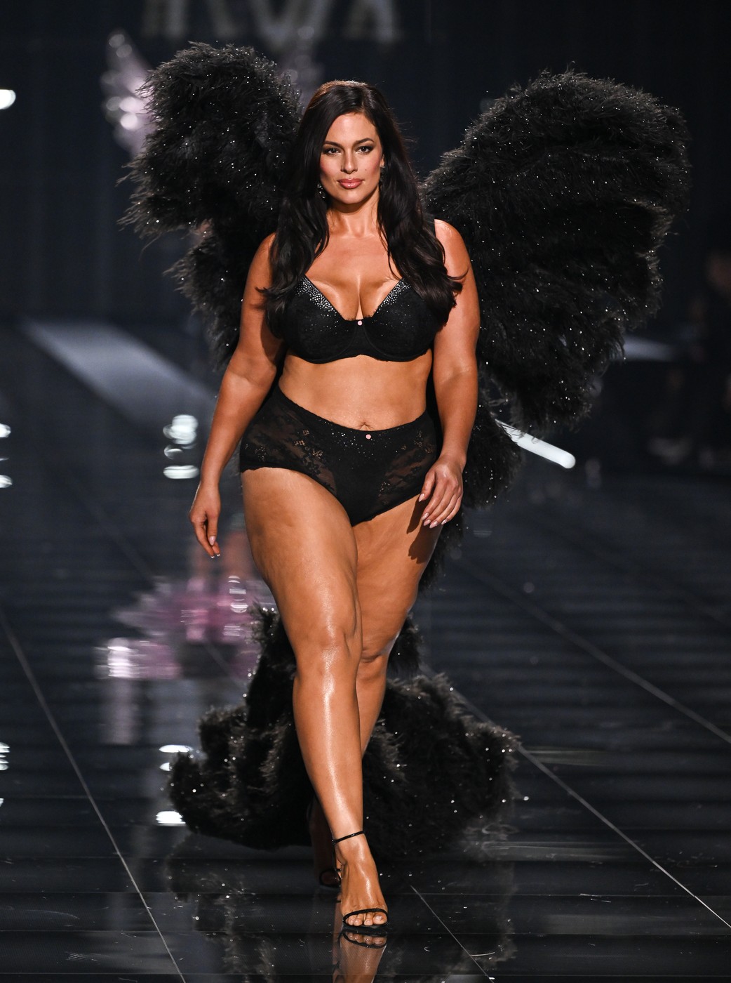 Modelul plus-size care a impresionat la Victoria's Secret Fashion Show 2025. Ashley Graham a purtat lenjerie intimă neagră