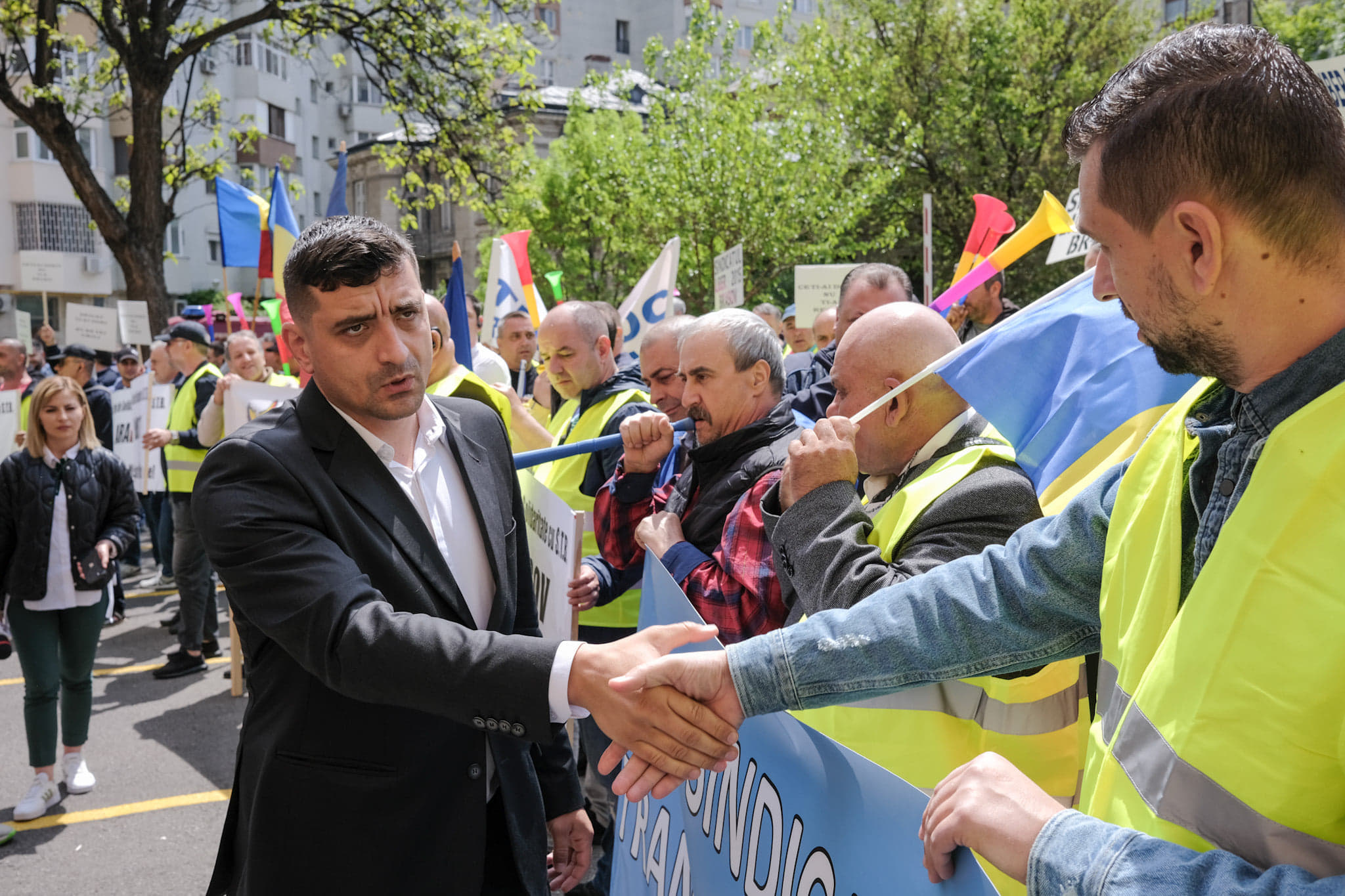 Protest STB, în București: „Ați distrus familiile noastre pentru interesele voastre”. George Simion, președintele AUR, prezent la miting