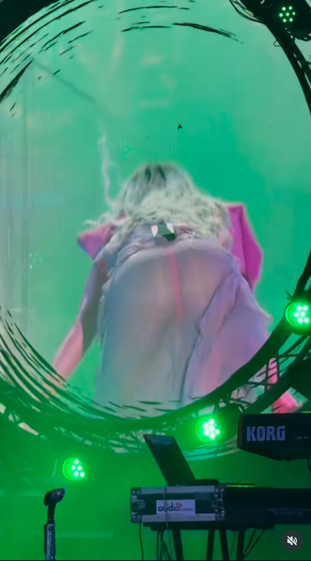 Imagini cu Loredana Groza pe scena din Bacău. Artista și-a etalat ținuta sumară la Festivalul Young Island