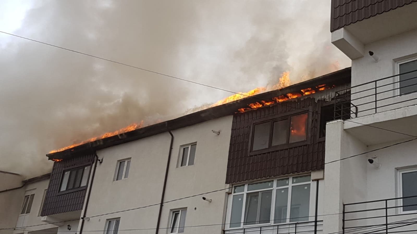 FOTO&VIDEO/ Apartamente distruse de incendiu în Chiajna! O femeie însărcinată, transportată la spital