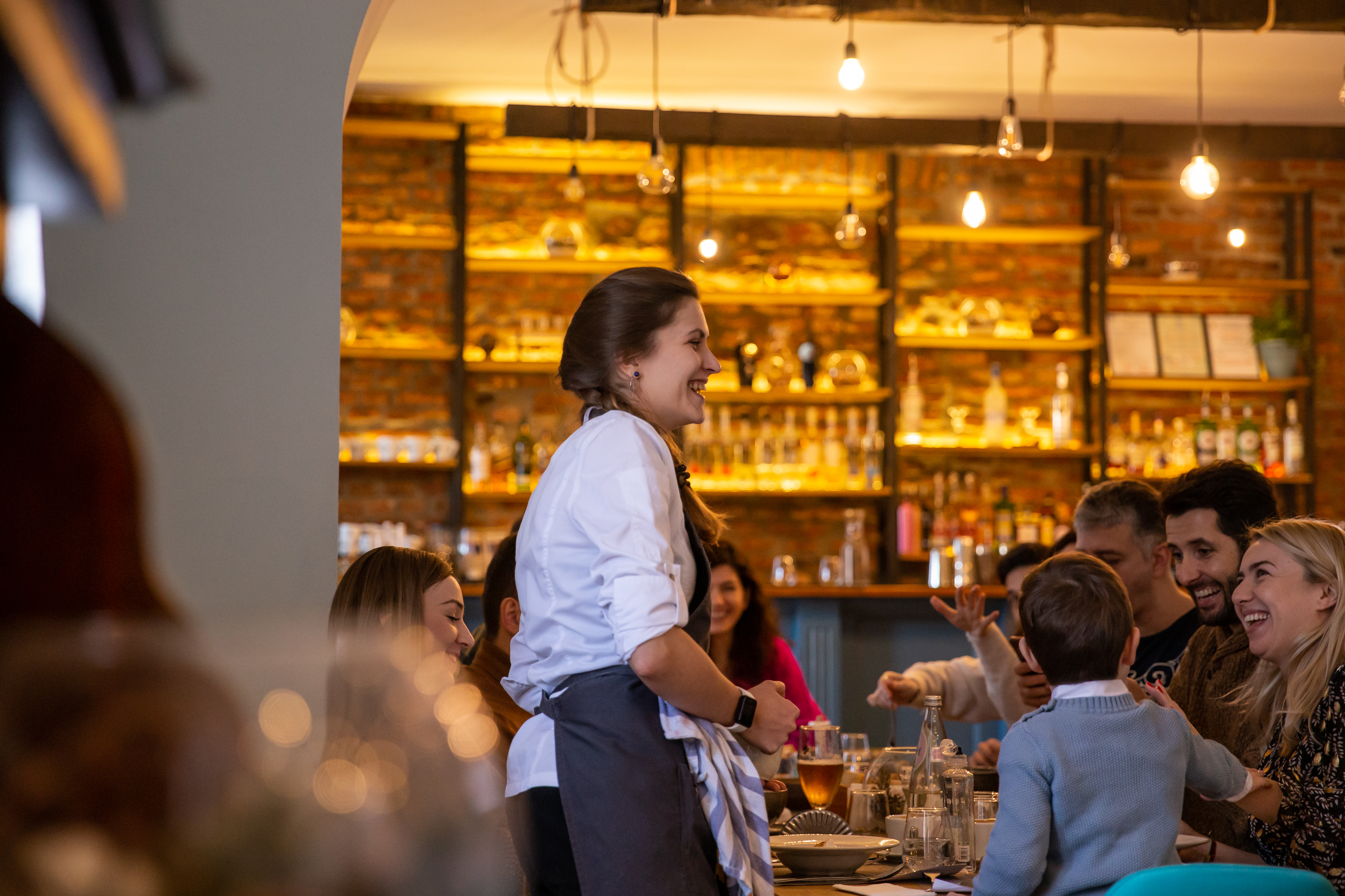 Pariul Mădălinei: primul restaurant din România unde nimic nu se aruncă, totul se transformă. Ce gust au chipsurile din zaț de cafea și piureul din coji de mere?