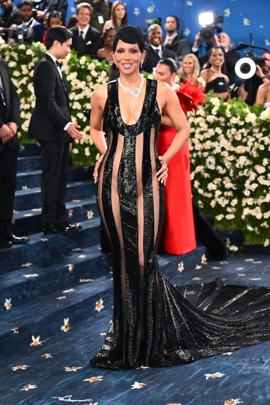 Halle Berry, aproape de o gafă vestimentară la Met Gala 2025. Rochia neagră cu părți transparente a lăsat prea mult la vedere